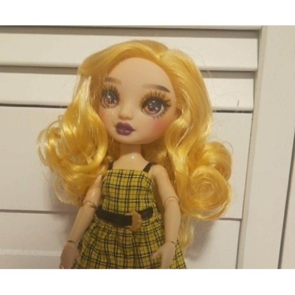Rainbow High‎ Sheryl Meyer Doll Yellow Plaid Dress Pink Bear Pajamas & Cheer Set